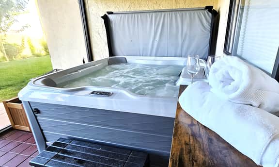 Cliff House, Views, Hot Tub, 4BR, Sleeps 16, Boat Parking, Kayaks, SUPs, Brkfst, Pool Table, Fire Pit, Golf, Air Hockey, Ping Pong, Foosball,