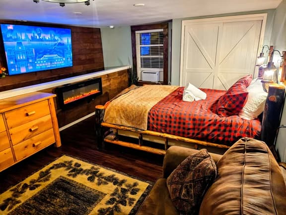 Private Cabin, Brkfst, Dbl Tub, 75"TV, Kayak, WD